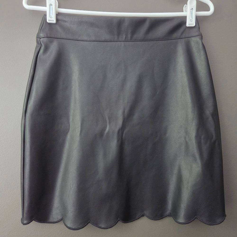 THML Women Black Faux Leather Scalloped Hem Mini Skirt Size Small Edgy Chic